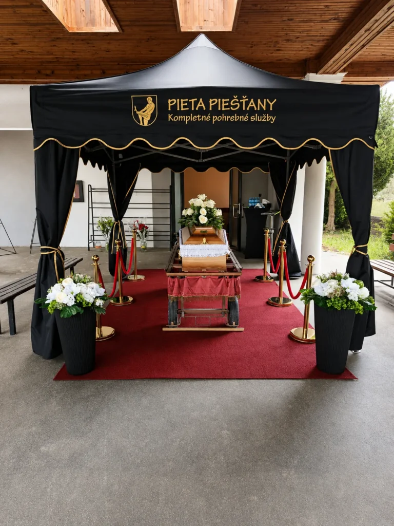 D&ocirc;stojne pripraven&yacute; priestor poslednej rozl&uacute;čky so stanom Pieta Pie&scaron;ťany a kvetinovou v&yacute;zdobou
