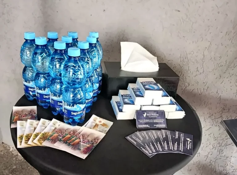 Stolík pre hostí s vodou a hygienickými potrebami pri rozlúčke
